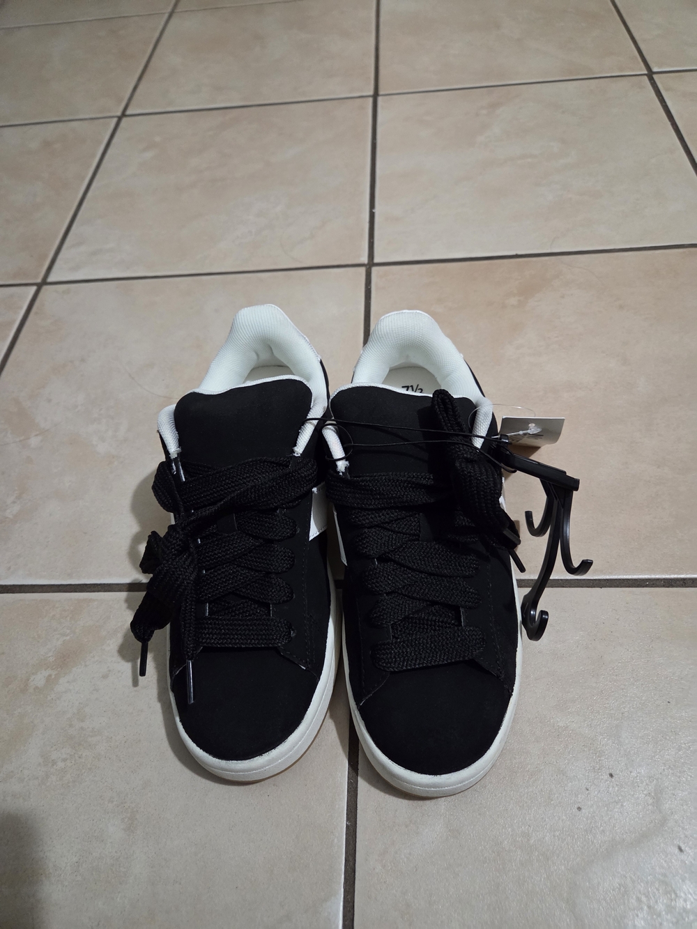 Women's Black Low-Top Sneakers with White Collar
